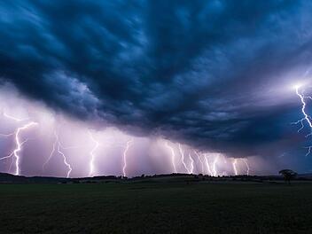 Im Sekundentakt gehen Blitze über der Rhön nieder. Foto: Jürgen Hüfner