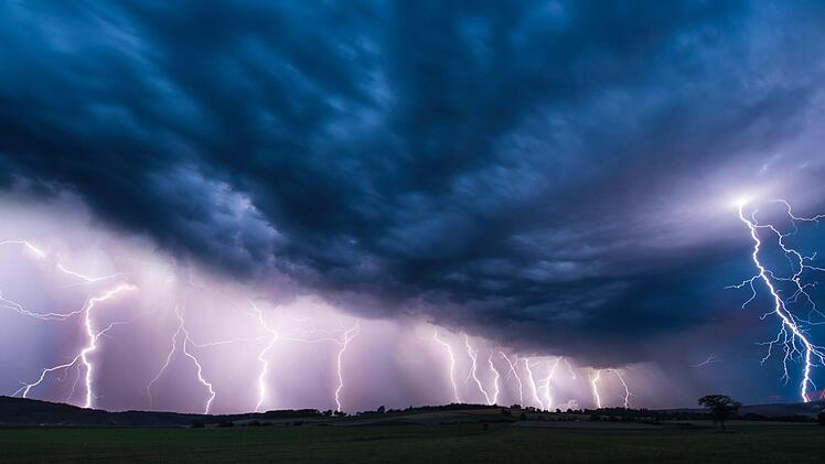 Im Sekundentakt gehen Blitze über der Rhön nieder. Foto: Jürgen Hüfner