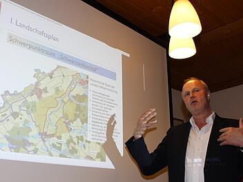Gerald Brehm erläuterte die Pläne der Stadt.Evi Seeger