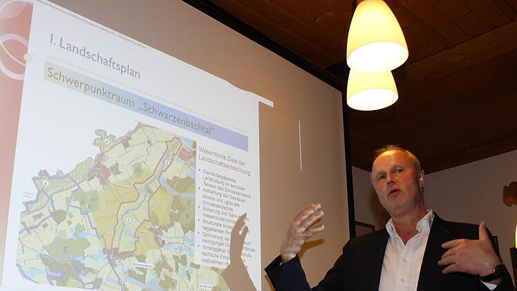 Gerald Brehm erläuterte die Pläne der Stadt.Evi Seeger