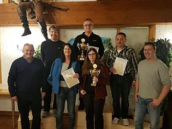 Die VG-Pokalsieger freuen sich über ihre Leistungen (von links): Bürgermeister Matthias Klement, Edgar Schneider, Karin Stürmer, Karl-Heinz Bach, Melanie Schöller, Alois Kitzinger und TSV-Vorsitzender Thomas Schweizer.  Foto: Erich Stürmer