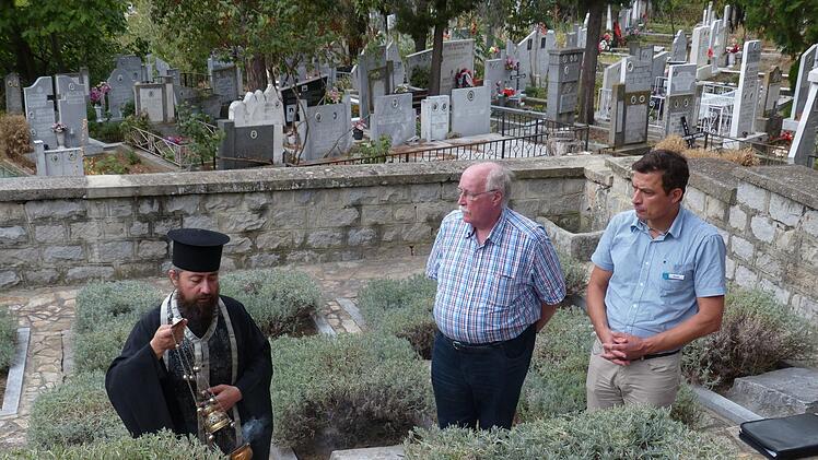 Ein feierliches Trauergebet sprach am Soldatenfriedhof in Sandanski der  orthodoxe Priester Georgi Tantscher. Rechts von ihm Landesvorsitzender  Wilhelm Wenning und Landesgeschäftsführer Jörg Raab. Im Anschluss gab es  süßes Brot und einen kleinen Schluck Rotwein. Foto: Edgar Bartl