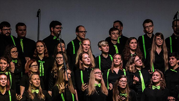 Mitreißend lebendigen Gesang demonstrierte der Coburger Hochschulchor "Die Klangfänger" bei seiner Musik zum Advent unter der Leitung von Moritz Metzner.Foto: Jochen Berger