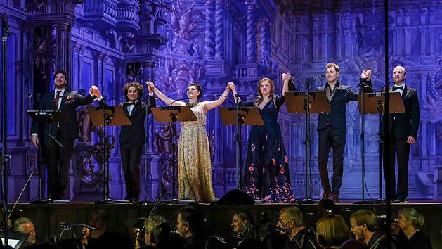 Erst strahlten die Stimmen, dann auch die umjubelten S&auml;nger: beim "Antigono"-Schlussapplaus (v. l.) Mauro Peter, Samuel Marino, Anna Kasyan, Francesca Lombardi Mazzulli, Valer Sabadus und Terry Wey.  Foto: Jutta Missbach