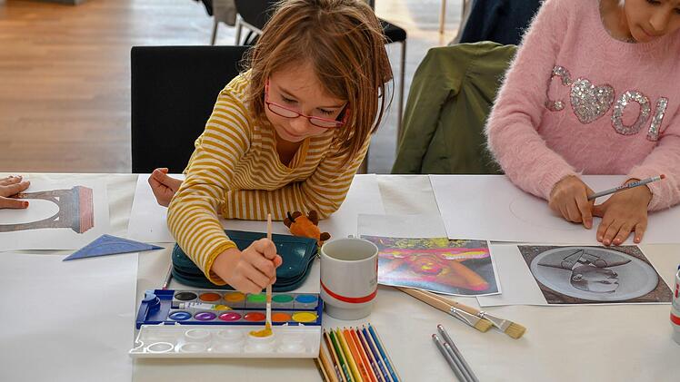 Weltkindertag: Etwa 120 junge Künstler waren am Donnerstag in der Zentralredaktion am Werkeln. Foto: Ronald Rinklef,