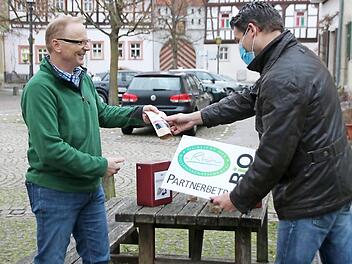 Der Münnerstädter Landwirt Roland Dömling hat von Daniel Berghold von der Rhön GmbH für seine getrocknete Aronia-Beeren und Aroniasaft das Qualitätssiegel der Dachmarke Rhön erhalten.  Foto: Thomas Malz