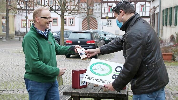 Der Münnerstädter Landwirt Roland Dömling hat von Daniel Berghold von der Rhön GmbH für seine getrocknete Aronia-Beeren und Aroniasaft das Qualitätssiegel der Dachmarke Rhön erhalten.  Foto: Thomas Malz