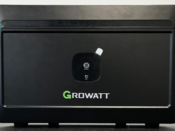 Der effiziente Growatt NOAH 2000 Batteriespeicher verbessert Balkonkraftwerke und ist nun preiswert bei ACTEC erhältlich.