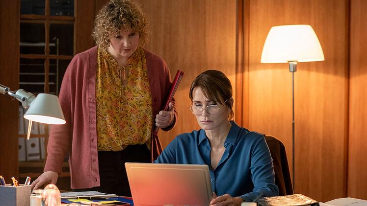 Katharina (Anja Kling, rechts) bittet ihre Kollegin Tina (Victoria Fleer), herauszufinden, welche finanzielle Unterstützung es für alleinstehende Schwangere in der Ausbildung, wie ihre Schülerin Tara, gibt.