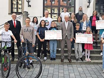 Auf gro&szlig;es Interesse stie&szlig; das Schulradeln im vergangenen Jahr. Das Bild entstand bei der Siegerehrung.