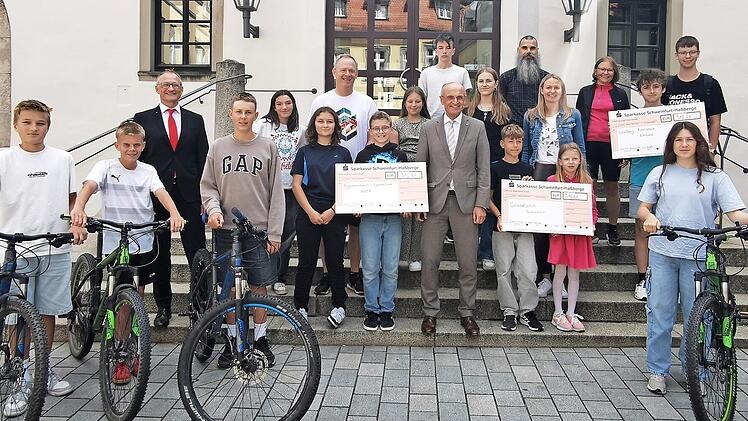Auf gro&szlig;es Interesse stie&szlig; das Schulradeln im vergangenen Jahr. Das Bild entstand bei der Siegerehrung.