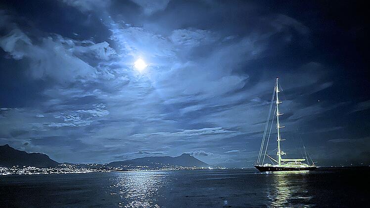 Die Superyacht "Bayesian", hier auf einer Aufnahme in der Nacht des Untergangs, sank vor zwei Jahren in einem Sturm vor Sizilien.