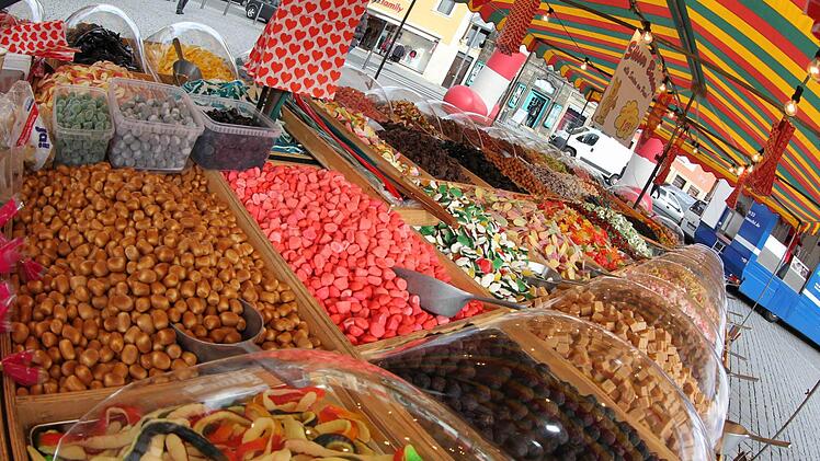 Stände mit Gummibären, Fischbrötchen und Fritten sind beim Fischmarkt immer mit auf Tour.