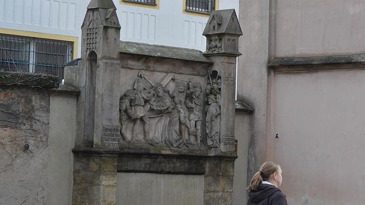 Friedliches Miteinander: Haftanstalt, mittelalterliche Kreuzwegstation, Ruhebank