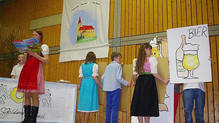 Anna Reuther (links) trug zungenfertig die aberwitzige Geschichte von der Rhabarber-Barbara vor.