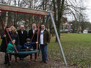 Benjamin und Felix zusammen mit Befürwortern einer Kreuzung auf dem "Plätzle". Fotos: Ralf Ruppert