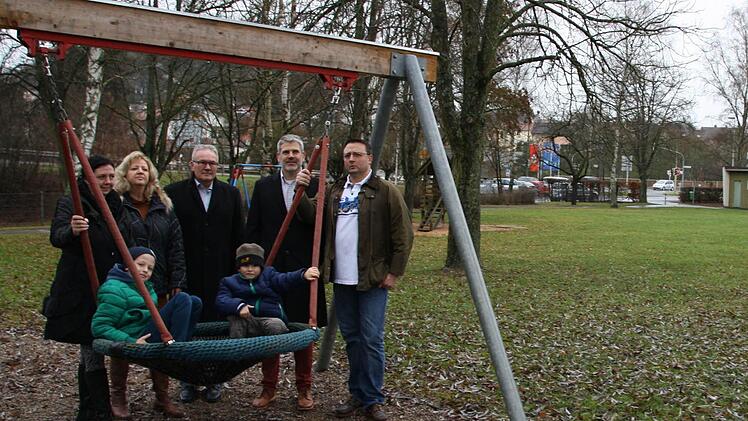 Benjamin und Felix zusammen mit Befürwortern einer Kreuzung auf dem "Plätzle". Fotos: Ralf Ruppert