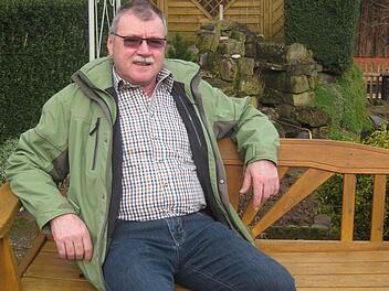 Hugo Karges sitzt gemütlich auf der Bank seines Anwesens. Seit 25 Jahren ist er in der Vorstandschaft des Gartenbauvereins Schönderling. Für diese Treue erhielt er jetzt die Ehrennadel in Gold vom Bayerischen Landesverband für Gartenbau und Landespflege. Foto: Beatrix Lieb