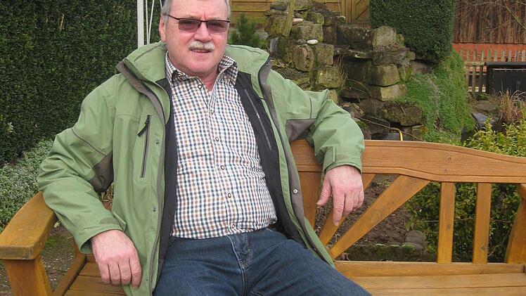 Hugo Karges sitzt gemütlich auf der Bank seines Anwesens. Seit 25 Jahren ist er in der Vorstandschaft des Gartenbauvereins Schönderling. Für diese Treue erhielt er jetzt die Ehrennadel in Gold vom Bayerischen Landesverband für Gartenbau und Landespflege. Foto: Beatrix Lieb