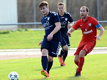 Kapitän Frank Ortloff (re.) fehlt dem Baiersdorfer SV in Poppenreuth.  Foto: herzopress