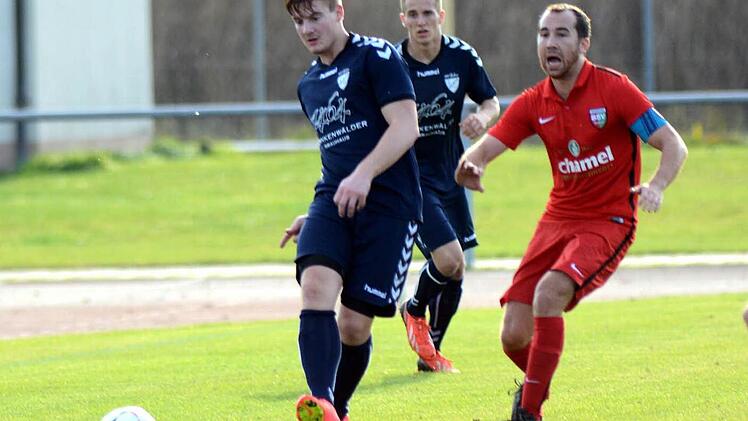 Kapitän Frank Ortloff (re.) fehlt dem Baiersdorfer SV in Poppenreuth.  Foto: herzopress