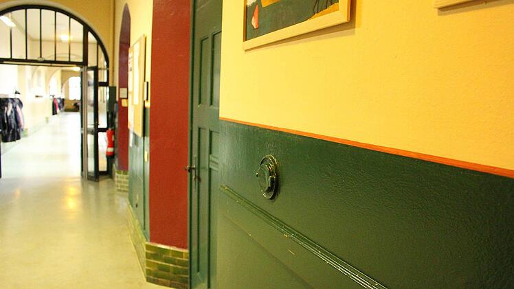 Zu den Kuriositäten im Schulhaus gehört sicherlich das Guckloch vor den Klassenzimmern. Foto: Ulrike Nauer