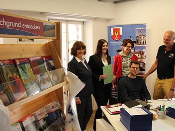 Thomas Oppelt (vorne sitzend) und Regina Dukart (2.v.l.) kümmern sich künftig um Citymanagement und Werbung fürs Karpfenland Aischgrund. Im Tourismusbüro mitarbeiten wird Roswitha Cremer-Zipprath (links). Geschäftsfrau Ute Schmidhuber und Bürgermeister Gerald Brehm freuen sich, wieder Fachleute gewonnen zu haben.  Foto: Andreas Dorsch