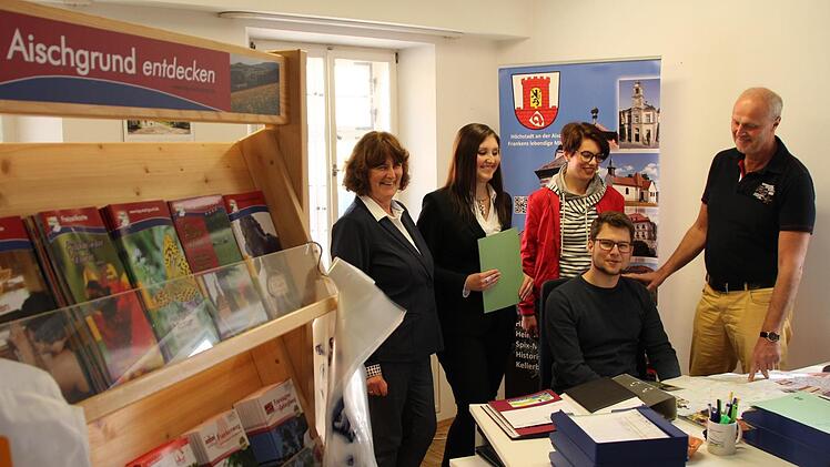 Thomas Oppelt (vorne sitzend) und Regina Dukart (2.v.l.) kümmern sich künftig um Citymanagement und Werbung fürs Karpfenland Aischgrund. Im Tourismusbüro mitarbeiten wird Roswitha Cremer-Zipprath (links). Geschäftsfrau Ute Schmidhuber und Bürgermeister Gerald Brehm freuen sich, wieder Fachleute gewonnen zu haben.  Foto: Andreas Dorsch