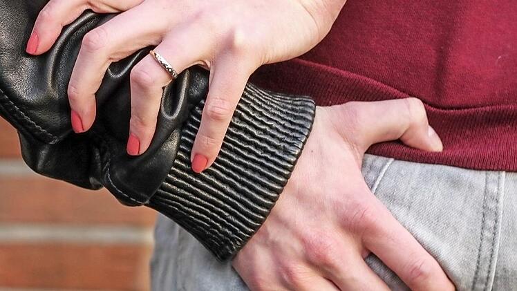 Einfach kräftig an den Hintern gepackt - das passierte einer Frau in Bamberg. Symbolfoto: Christopher Schulz
