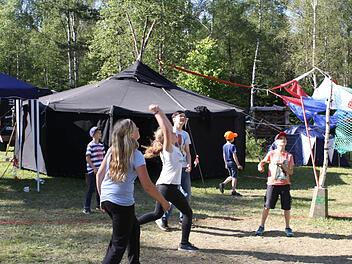In diesem Jahr wird das improvisierte Volleyballfeld so gut angenommen wie noch nie.  Foto: Michael Wunder