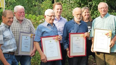 Die Ehrung der langj&auml;hrigen Mitglieder (von links): R&uuml;diger Wintersperger, Hans Georg Tiroch, Herbert Herold, Tobias Ehrlicher, Gerhard Kaiser, Sabine Balzer-Hofmann und Gunther M&uuml;ller. Foto: privat