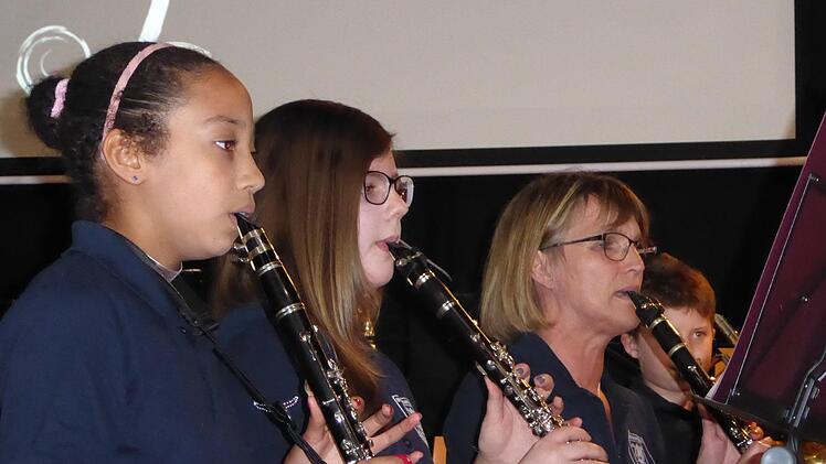 Von links: Notenkiller Lilly Agim, Anna Brustmann und Steffi Lutz (alle Klarinette). Foto: Elisabeth Mehn