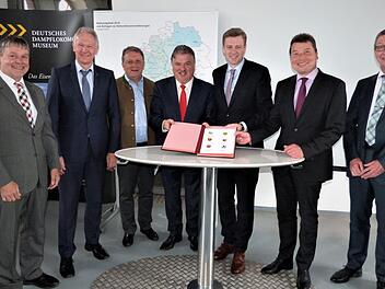 Unterzeichneten die "Nordost-Oberfranken-Erklärung" (von links): stellvertretender Landrat Gerhard Wunder aus Kronach, Landrat Karl Döhler aus Wundsiedel, OB Henry Schramm und Landrat Klaus Peter Söllner aus Kulmbach, Landrat Oliver Bär und OB Harald Fichtner aus Hof sowie VGN-Geschäftsführer Andreas Mäder.Werner Reißaus