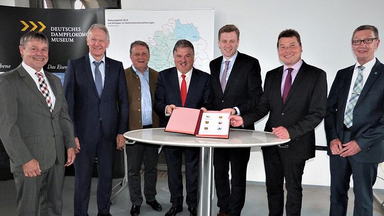 Unterzeichneten die "Nordost-Oberfranken-Erklärung" (von links): stellvertretender Landrat Gerhard Wunder aus Kronach, Landrat Karl Döhler aus Wundsiedel, OB Henry Schramm und Landrat Klaus Peter Söllner aus Kulmbach, Landrat Oliver Bär und OB Harald Fichtner aus Hof sowie VGN-Geschäftsführer Andreas Mäder.Werner Reißaus
