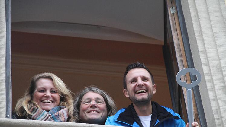 Noch hält Bürgermeister Andreas Hügerich (von rechts) den Rathausschlüssel fest in der Hand. Auch Stadtrat Stefan Hofmann und zweite Bürgermeisterin Sabine Rießner haben (noch) gut lachen.Gerda Völk