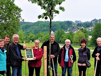 Neben dem Kreislehrgarten auf dem ehemaligen Landesgartenschaugelände wurde durch den Kreisvorstand eine vier Meter hohe Silber-Linde "Brabant" gepflanzt. Das Bild zeigt von links Kreisfachberaterin Beate Singhartinger, Förster Ulrich Dautel, stellvertretenden Kreisvorsitzenden Volker Wündisch, Jutta Dietzel, Günter Schmidt, Hildegard Kraus, Anja Hanuschke und Horst Heinlein. Foto: Gerd Fleischmann
