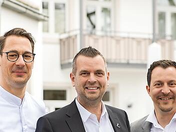 Sternekoch Frederik Desch (von links), Anton Schick und Direktor Thomas Hüttl freuen sich über die Auszeichnung.
