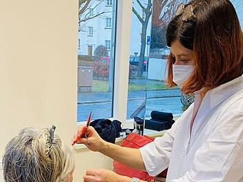 Andrea Tasca vom Friseursalon Wunderlich in der Blaich darf nun auch ungeimpften Kunden wieder die Haare schneiden und färben - wenn diese einen negativen Corona-Test vorlegen.