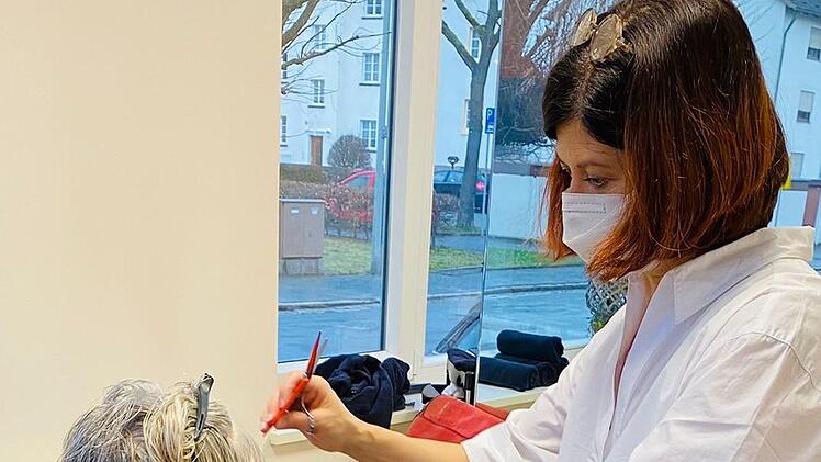 Andrea Tasca vom Friseursalon Wunderlich in der Blaich darf nun auch ungeimpften Kunden wieder die Haare schneiden und färben - wenn diese einen negativen Corona-Test vorlegen.