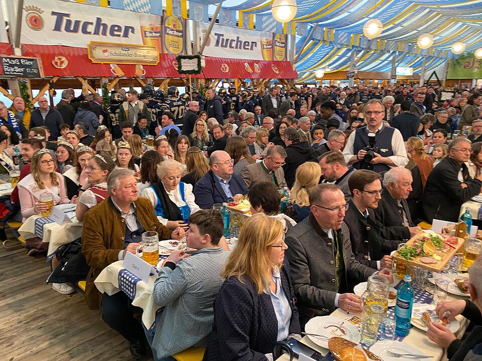 O'zapft is! Das Frühlingsfest am Dutzendteich beginnt