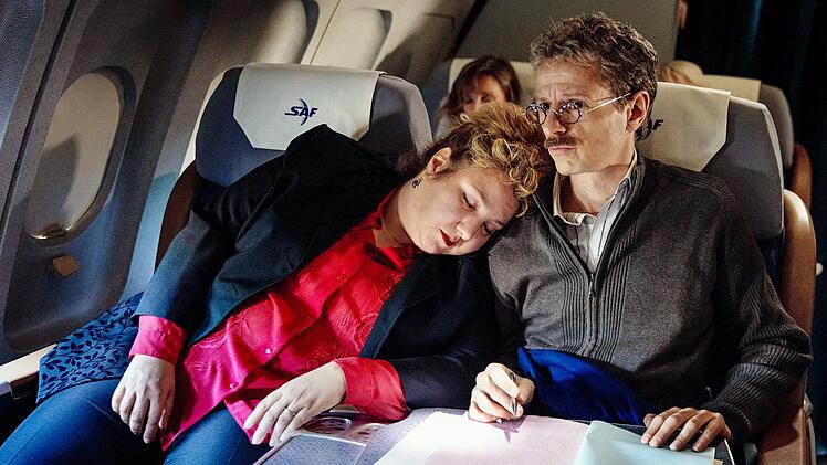 Zwei gegens&auml;tzliche Figuren, die sich gemeinsam Gro&szlig;es vorgenommen haben: Rabiye Kurnaz (Meltem Kaptan) und Menschenrechtsanwalt Bernhard Docke (Alexander Scheer) machen sich auf den Weg nach Amerika - mit einer Klage gegen George W. Bush im Gep&auml;ck.