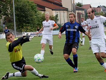 Torwart Stefan Klemm (links) steht dem FC Sand in Kleinrinderfeld wieder zur Verfügung, nachdem seine Sperre abgelaufen ist.  Im Hintergrund Stefan  Nöthling, rechts Florian Gundelsheimer.