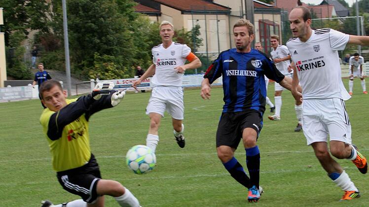Torwart Stefan Klemm (links) steht dem FC Sand in Kleinrinderfeld wieder zur Verfügung, nachdem seine Sperre abgelaufen ist.  Im Hintergrund Stefan  Nöthling, rechts Florian Gundelsheimer.
