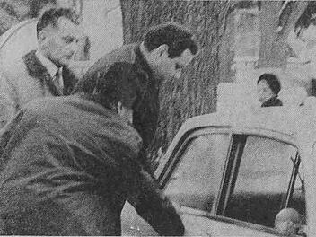 Manfred W. (dunkle Haare) vor über 40 Jahren bei seiner Festnahme Foto: Archiv Norbert Niermann