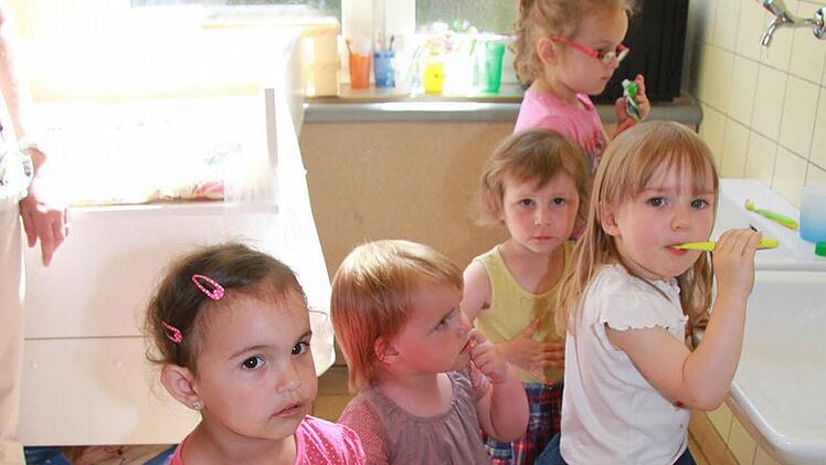 Zähneputzen in der Schultoilette - in Zukunft bekommen die Krippenkinder natürlich einen eigenen Sanitärraum.