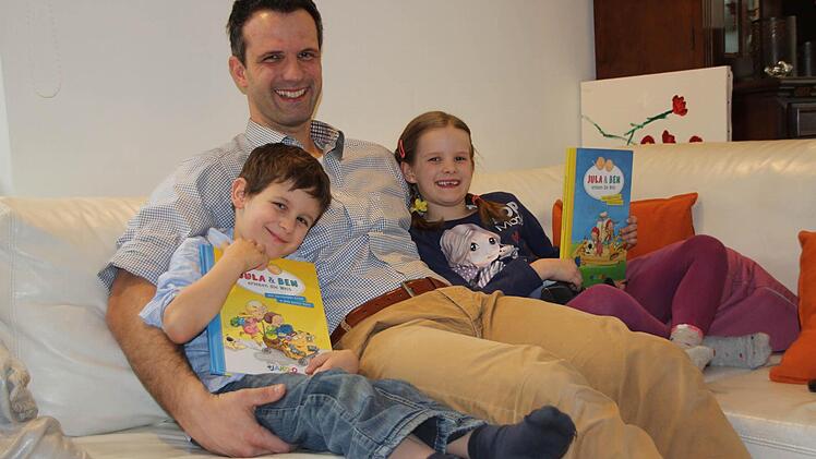 Rundum glücklich: Papa Florian Bertges hat für Ben und Jula gleich zwei Bücher geschrieben. Fotos: Christiane Lehmann