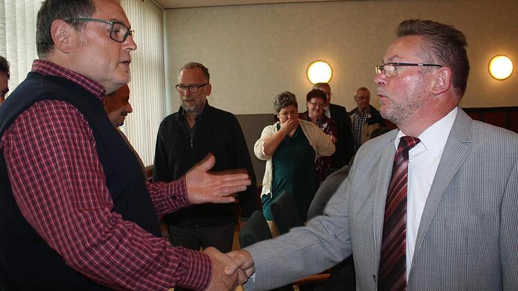 Gerhard Winkler (l.) gratulierte Robert Beyer zum Posten des Zweiten Bürgermeisters. Fotos: Sonja Werner