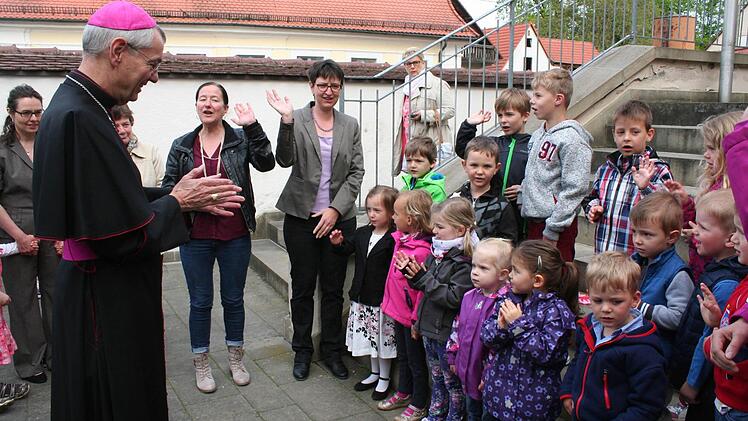 Ein Begrüßungslied für den Erzbischof sangen und klatschten die Kindergartenkinder Foto: Evi Seeger