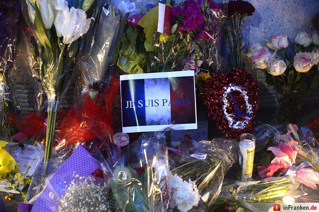 Weltweit gedenken Menschen den Opfer des Terrors von Paris
