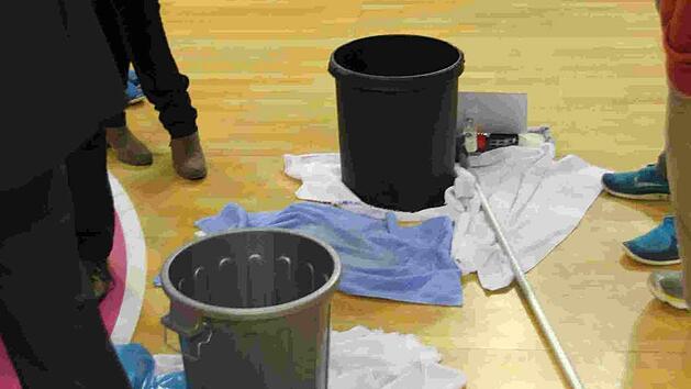 Mit Eimern wurden die Wassertropfen im Audi Dome aufgefangen. Foto: Peter Seidel